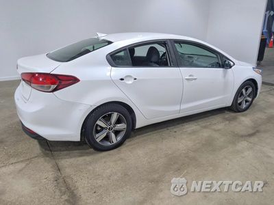 Trzecie zdjęcie samochodu z tyłu: 2018 KIA FORTE LX VIN:3KPFL4A77JE210639 - miniatura