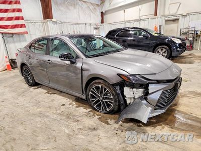 Czwarte zdjęcie samochodu z boku: 2025 TOYOTA CAMRY XLE VIN:4T1DBADK7SU513119 - miniatura
