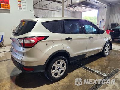 Trzecie zdjęcie samochodu z tyłu: 2017 FORD ESCAPE S VIN:1FMCU0F75HUD03653 - miniatura