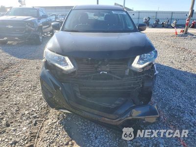 Piąte zdjęcie samochodu w środku: 2017 NISSAN ROGUE S VIN:KNMAT2MV9HP601178 - miniatura