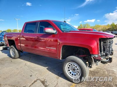 Czwarte zdjęcie samochodu z boku: 2018 CHEVROLET SILVERADO K1500 LT VIN:3GCUKREC9JG319669 - miniatura