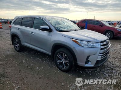 Czwarte zdjęcie samochodu z boku: 2019 TOYOTA HIGHLANDER LE VIN:5TDBZRFHXKS961981 - miniatura