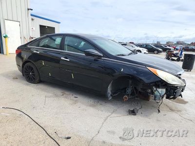 Czwarte zdjęcie samochodu z boku: 2013 HYUNDAI SONATA SE VIN:5NPEC4AC9DH562131 - miniatura