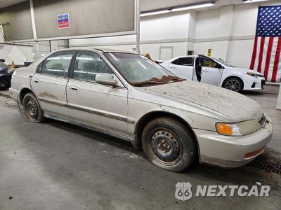 Czwarte zdjęcie samochodu z boku: 1996 HONDA ACCORD DX 4D SEDAN VIN:1HGCD5532TA149236 - miniatura