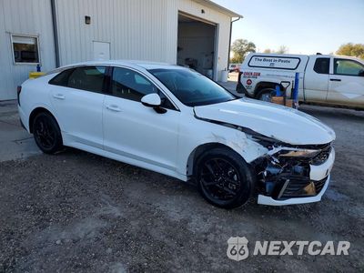 Czwarte zdjęcie samochodu z boku: 2026 KIA K5 LXS VIN:KNAG24J73T5426992 - miniatura