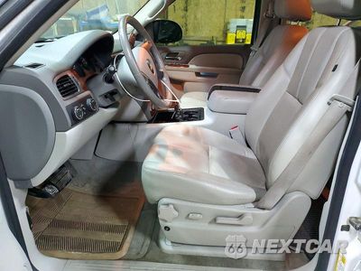 Zdjęcie 7 z 13 samochodu: 2010 CHEVROLET SUBURBAN K1500 LT VIN:1GNUKJE36AR116814 - miniatura