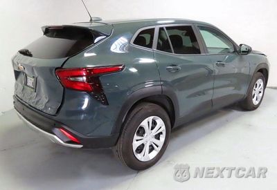Trzecie zdjęcie samochodu z tyłu: 2025 CHEVROLET TRAX LS VIN:KL77LFEP7SC293442 - miniatura