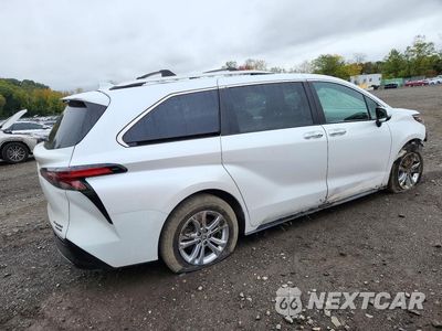 Trzecie zdjęcie samochodu z tyłu: 2024 TOYOTA SIENNA PLATINUM 7-PASSENGER VIN:5TDESKFC6RS127147 - miniatura