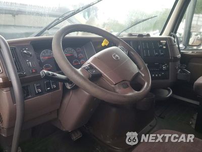Zdjęcie 8 z 12 samochodu: 2018 VOLVO VNL SEMI TRUCK VIN:4V4NC9EH9JN895531 - miniatura