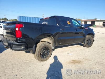 Trzecie zdjęcie samochodu z tyłu: 2022 CHEVROLET SILVERADO K1500 LT TRAIL BOSS VIN:3GCUDFEL9NG599365 - miniatura
