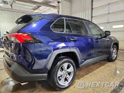 Trzecie zdjęcie samochodu z tyłu: 2025 TOYOTA RAV4 HYBRID XLE VIN:JTMRWRFV7SJ074428 - miniatura