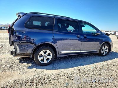 Trzecie zdjęcie samochodu z tyłu: 2018 TOYOTA SIENNA LE VIN:5TDKZ3DC5JS940670 - miniatura
