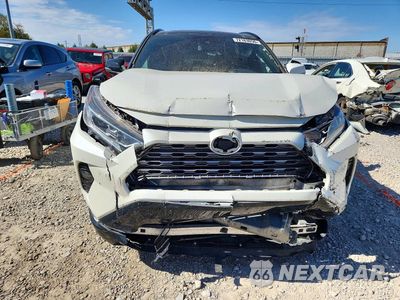 Piąte zdjęcie samochodu w środku: 2019 TOYOTA RAV4 XSE VIN:2T3EWRFV9KW046310 - miniatura