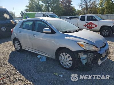Czwarte zdjęcie samochodu z boku: 2010 TOYOTA MATRIX BASE VIN:2T1KU4EE7AC502200 - miniatura