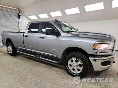 Czwarte zdjęcie samochodu z boku: 2023 RAM 2500 BIG HORN VIN:3C6UR5JJ9PG576243 - miniatura