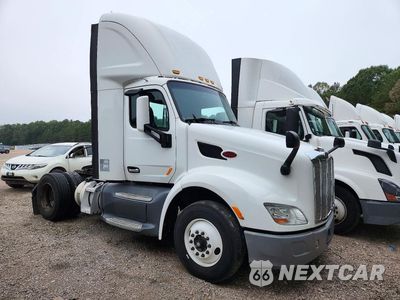 Czwarte zdjęcie samochodu z boku: 2018 PETERBILT 579 SEMI TRUCK VIN:1XPBA48X9JD446445 - miniatura