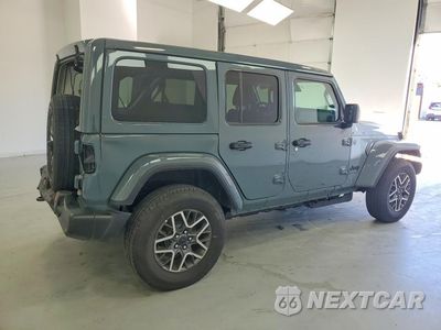 Trzecie zdjęcie samochodu z tyłu: 2026 JEEP WRANGLER SAHARA VIN:1C4PJXEN4TW253980 - miniatura