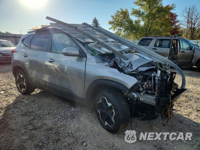 Czwarte zdjęcie samochodu z boku: 2025 KIA SELTOS S VIN:KNDEUCAA0S7699966 - miniatura