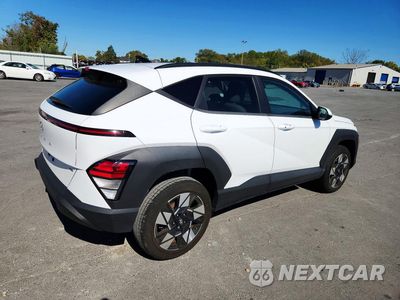 Trzecie zdjęcie samochodu z tyłu: 2025 HYUNDAI KONA SEL VIN:KM8HBCAB5SU240151 - miniatura