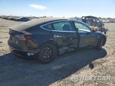 Trzecie zdjęcie samochodu z tyłu: 2018 TESLA MODEL 3 VIN:5YJ3E1EAXJF040658 - miniatura