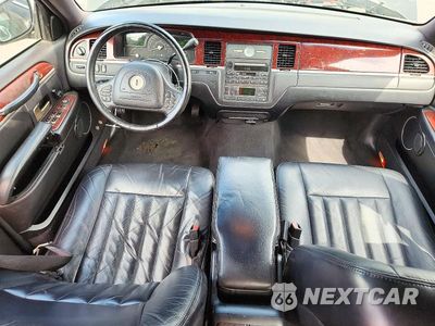 Zdjęcie 8 z 12 samochodu: 2004 LINCOLN TOWN CAR EXECUTIVE VIN:1LNHM81W44Y645195 - miniatura