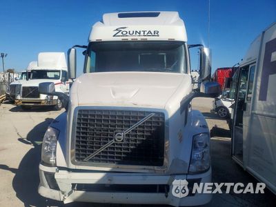 Piąte zdjęcie samochodu w środku: 2014 VOLVO VNL SEMI TRUCK VIN:4V4NC9EH5EN148773 - miniatura