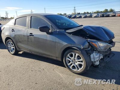 Czwarte zdjęcie samochodu z boku: 2018 TOYOTA YARIS IA BASE VIN:3MYDLBYV9JY311424 - miniatura