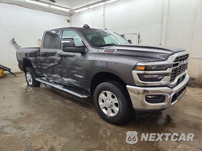 Czwarte zdjęcie samochodu z boku: 2026 RAM 2500 BIG HORN VIN:3C6UR5DJ9TG246849 - miniatura