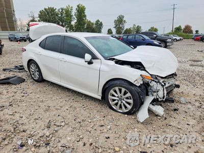 Czwarte zdjęcie samochodu z boku: 2018 TOYOTA CAMRY 4WD VIN:4T1B11HK4JU125977 - miniatura