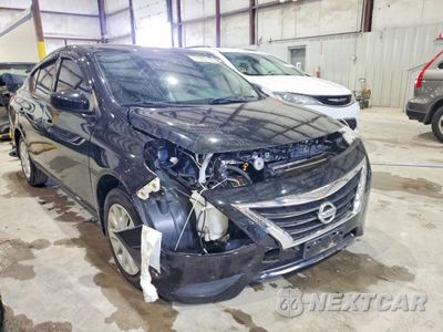 Czwarte zdjęcie samochodu z boku: 2018 NISSAN VERSA S VIN:3N1CN7AP5JL812162 - miniatura