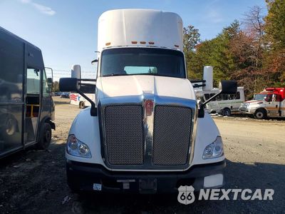 Piąte zdjęcie samochodu w środku: 2016 KENWORTH T680 SEMI TRUCK VIN:1XKYA48X7GJ496304 - miniatura