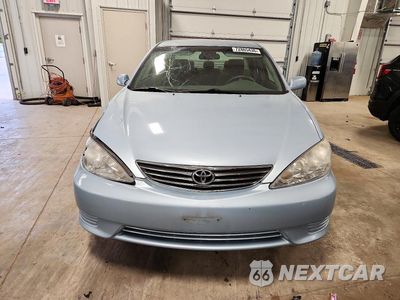 Piąte zdjęcie samochodu w środku: 2005 TOYOTA CAMRY LE VIN:4T1BE32KX5U982996 - miniatura