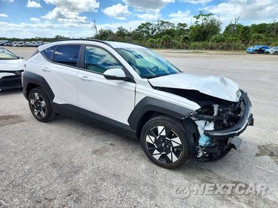 Czwarte zdjęcie samochodu z boku: 2025 HYUNDAI KONA SEL VIN:KM8HB3AB7SU261826 - miniatura