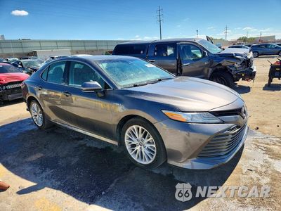 Czwarte zdjęcie samochodu z boku: 2018 TOYOTA CAMRY HYBRID XLE VIN:4T1B21HK6JU505271 - miniatura