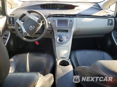 Zdjęcie 8 z 12 samochodu: 2012 TOYOTA PRIUS THREE VIN:JTDKN3DU7C5481350 - miniatura