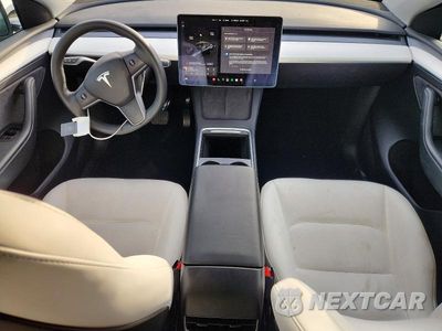 Zdjęcie 8 z 12 samochodu: 2025 TESLA MODEL Y VIN:7SAYGDEE4SF251900 - miniatura
