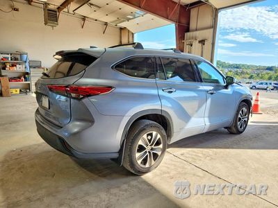 Trzecie zdjęcie samochodu z tyłu: 2022 TOYOTA HIGHLANDER HYBRID XLE VIN:5TDGBRCH8NS081946 - miniatura