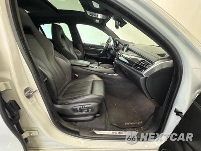 Piąte zdjęcie samochodu w środku: 2016 BMW X6 X6 M VIN:5YMKW8C53G0R43790 - miniatura
