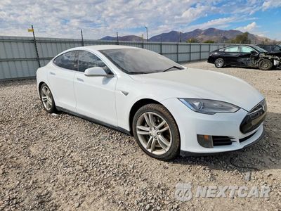 Czwarte zdjęcie samochodu z boku: 2013 TESLA MODEL S VIN:5YJSA1AC1DFP10231 - miniatura