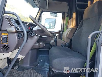 Zdjęcie 7 z 14 samochodu: 2013 VOLVO VN VNL VIN:4V4NC9TGXDN562446 - miniatura