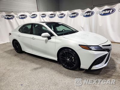 Czwarte zdjęcie samochodu z boku: 2022 TOYOTA CAMRY XSE VIN:4T1K61AK2NU032540 - miniatura