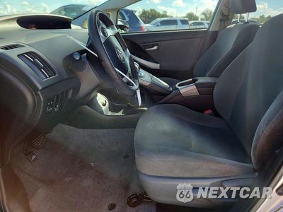 Zdjęcie 7 z 13 samochodu: 2015 TOYOTA PRIUS TWO VIN:JTDKN3DUXF1913215 - miniatura