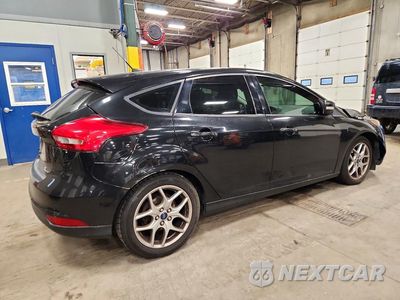Trzecie zdjęcie samochodu z tyłu: 2015 FORD FOCUS SE VIN:1FADP3K22FL302769 - miniatura