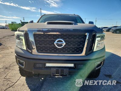 Piąte zdjęcie samochodu w środku: 2017 NISSAN TITAN XD PLATINUM RESERVE VIN:1N6AA1F42HN514123 - miniatura