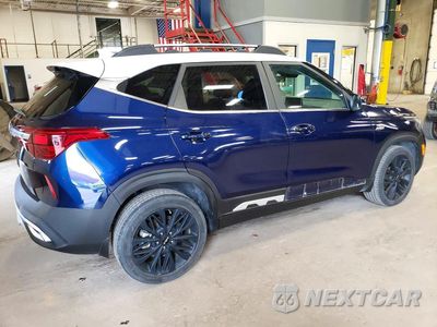 Trzecie zdjęcie samochodu z tyłu: 2023 KIA SELTOS NIGHTFALL VIN:KNDEUCA26P7351038 - miniatura