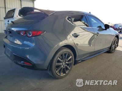 Trzecie zdjęcie samochodu z tyłu: 2021 MAZDA 3 PREMIUM VIN:JM1BPAML1M1326663 - miniatura
