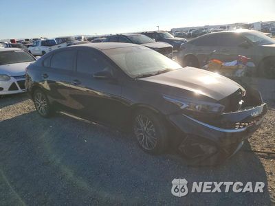 Czwarte zdjęcie samochodu z boku: 2022 KIA FORTE GT LINE VIN:3KPF54AD2NE512023 - miniatura