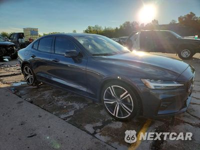 Czwarte zdjęcie samochodu z boku: 2022 VOLVO S60 B5 R-DESIGN VIN:7JRL12TM5NG161951 - miniatura