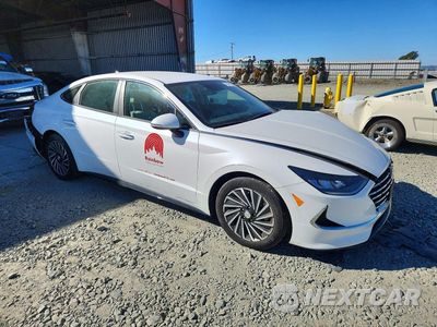 Czwarte zdjęcie samochodu z boku: 2021 HYUNDAI SONATA HYBRID VIN:KMHL34JJ0MA018951 - miniatura