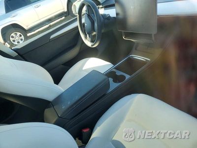 Zdjęcie 8 z 12 samochodu: 2025 TESLA MODEL Y VIN:7SAYGAEE2SF302566 - miniatura